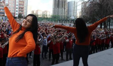 Bu okul çok başka! Türküler eşliğinde sınıfa