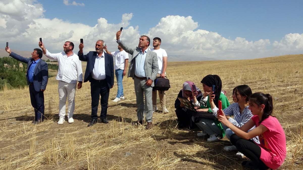 Van’da telefonla konuşmak için tepeye tırmanmaktan kurtuldular