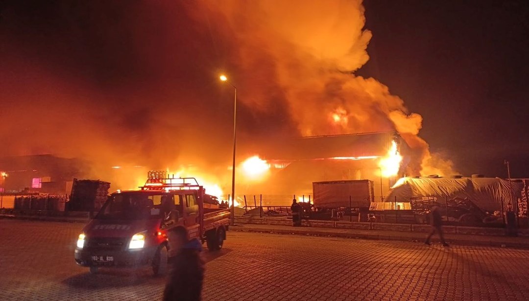 Afyonkarahisar’da fabrika yangını: Alevlere müdahale ediliyor