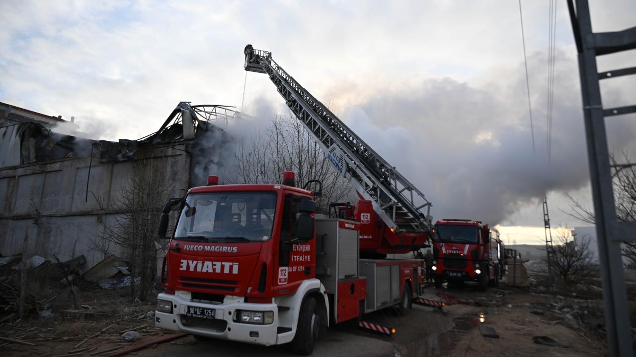 Ankara’da 3 katlı iş yerinde yangın