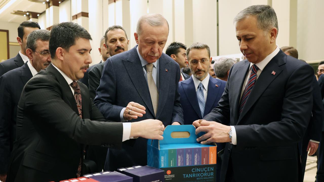 Cumhurbaşkanı Erdoğan, Cumhurbaşkanlığı Külliyesi’ndeki kitap fuarını gezdi