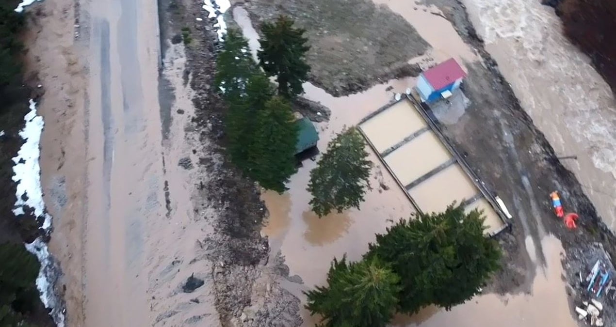 Trabzon’da dere taştı: Alabalık tesisi sular altında