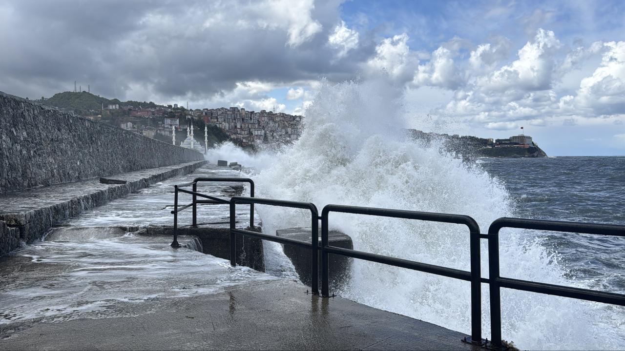 Zonguldak’ta dalgalar mendireği aştı